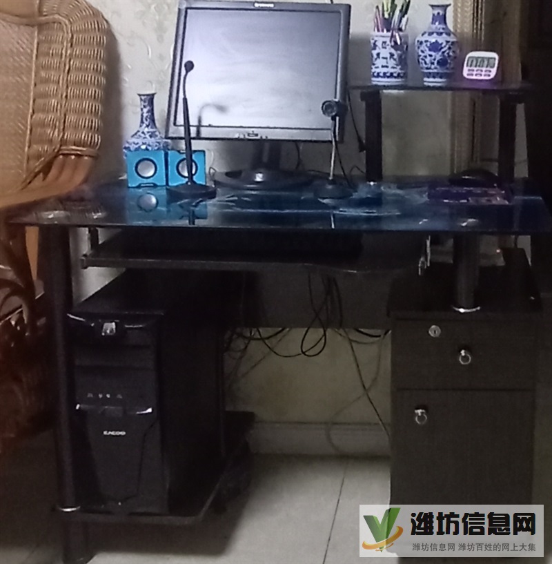 臺式電腦機全套，包括主機，顯示屏，擴音器，視頻器，話筒。電腦桌。